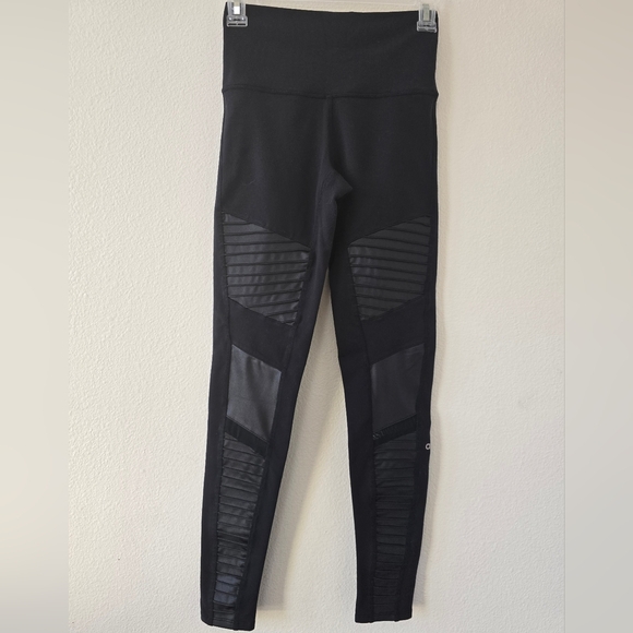 ALO Yoga Black Leggings with Textured Panels - Picture 2 of 10